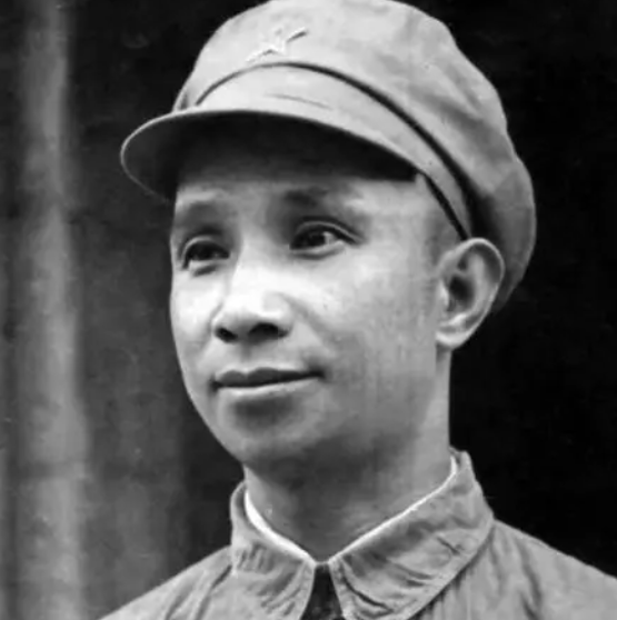 華野秘密行軍，突遭蔣軍轟炸，粟裕猛然大悟：那個排長有問題