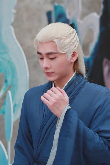 《雪中悍刀行》點選量84億，《鏡雙城》接檔，李易峰新劇照美膩了