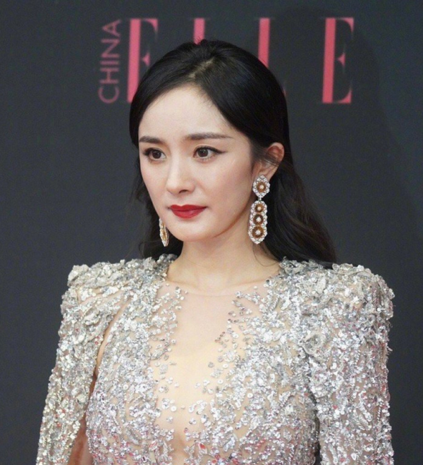 放大看ELLE紅毯：造型師下線，唐嫣髮型顯厚重，楊冪妝容太顯老