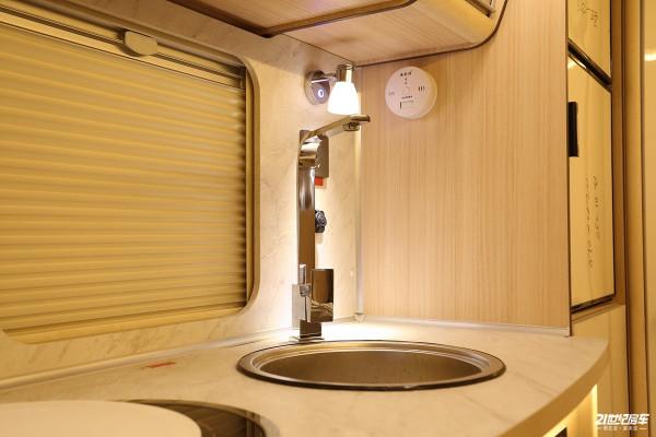 福特新全順底盤打造，不懼限高，自由出行！實拍卓美亞卓越X3房車