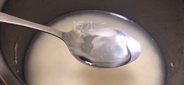 天冷，蒸米飯只會加水就錯了，飯店大廚教你一招，米飯香軟又好吃