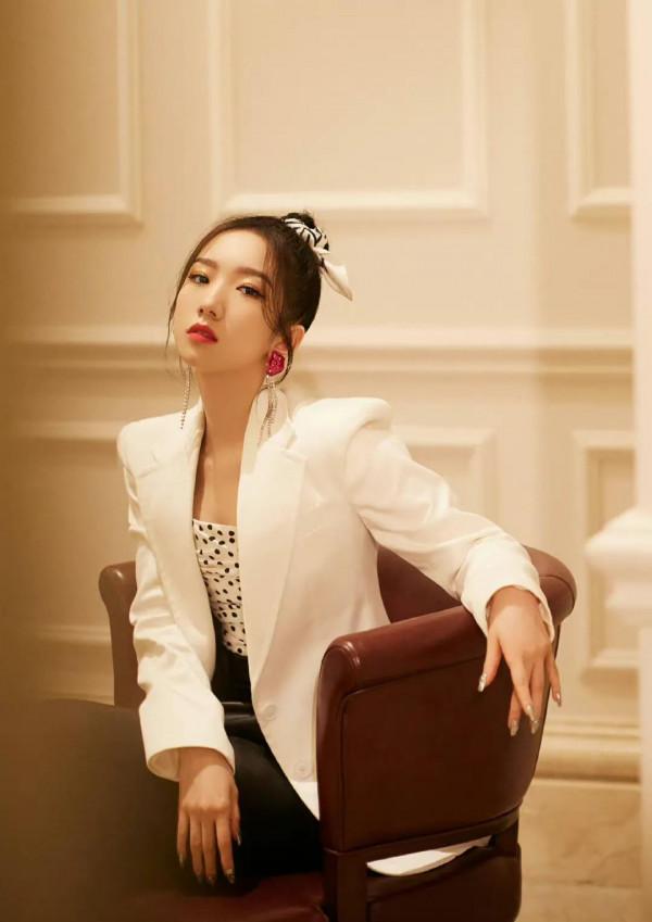 孟美岐，黑白配，又颯又帥