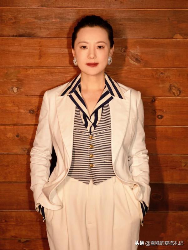 有肚子的女人別隻會“塞衣角”，學詠梅的顯瘦穿法，藏肉又時髦