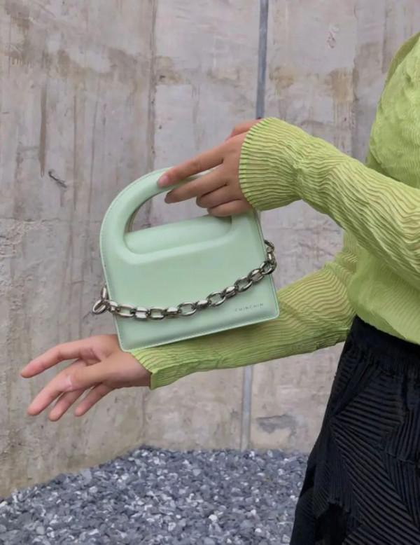 別再背黑白色的包包了!今夏流行彩色款式,時髦又好看 別再背黑白色的包包了!今夏流行彩色款式,時髦又好看