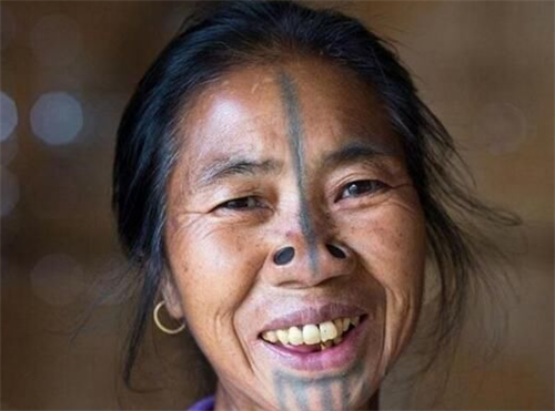 阿帕塔尼族：女人將木塞放進鼻子，越醜越幸運