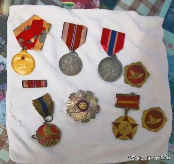 1958年,軍區首長去遼寧視察,發現糧庫警衛竟是自己犧牲5年的戰友 1958年,軍區首長去遼寧視察,發現糧庫警衛竟是自己犧牲5年的戰友