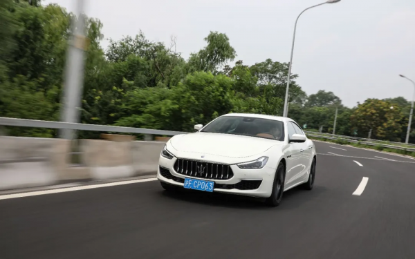 不買BBA買它?百萬級聲浪,2.0T馬力爆表,堪稱“理性”之選 不買BBA買它?百萬級聲浪,2.0T馬力爆表,堪稱“理性”之選