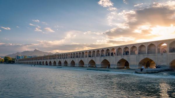 在伊朗旅行被當地人要求合照，原來是因為我身上的漢服太美