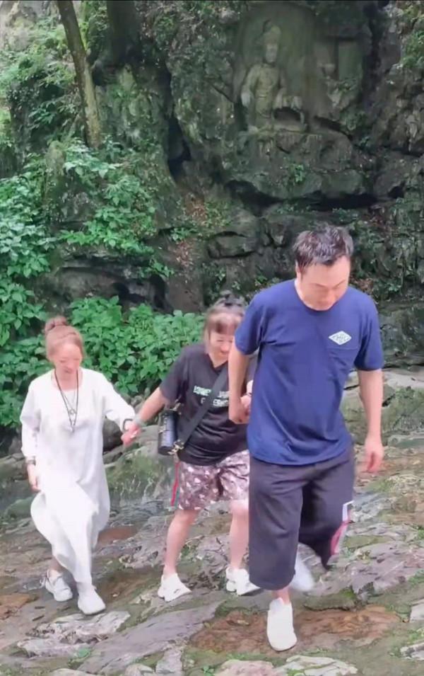 黎耀祥夫婦為愛子慶生,24歲兒子眉眼像極了老爸,已全家移居內地 黎耀祥夫婦為愛子慶生,24歲兒子眉眼像極了老爸,已全家移居內地