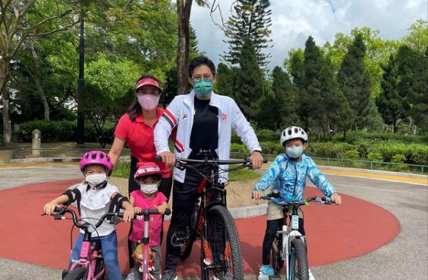 霍啟剛帶女兒為郭晶晶買生日禮物,結婚9年感情如初,堪稱“神仙夫妻” 霍啟剛帶女兒為郭晶晶買生日禮物,結婚9年感情如初,堪稱“神仙夫妻”