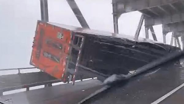 狂風襲擊美國，擎天柱都扛不住！巨型卡車被吹倒，交通亂成一團