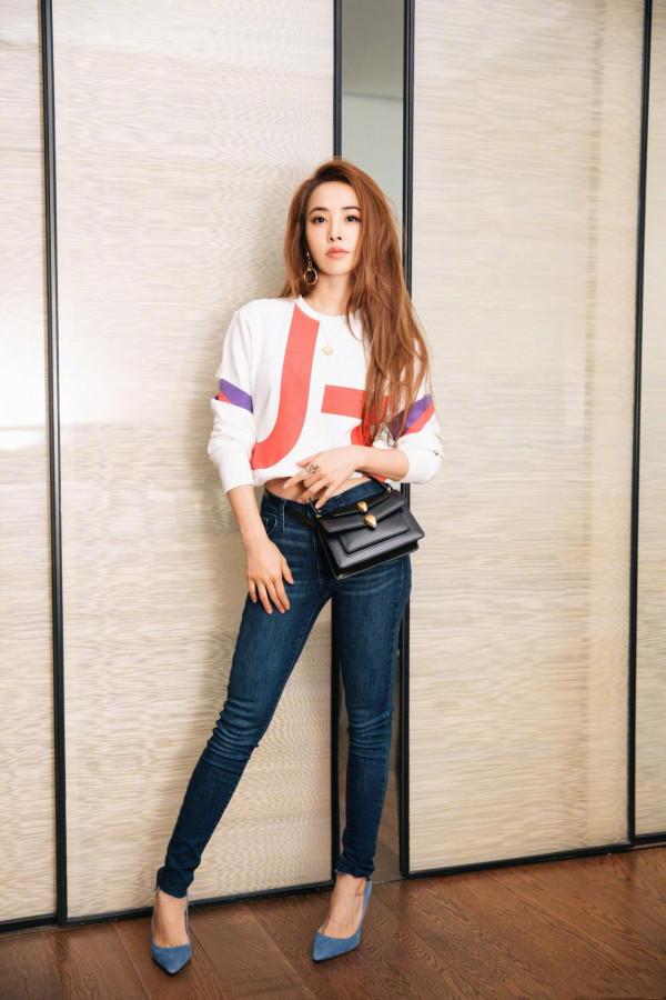 41歲的蔡依林真會穿，高腰T恤配破洞牛仔，減齡時尚還顯腿長