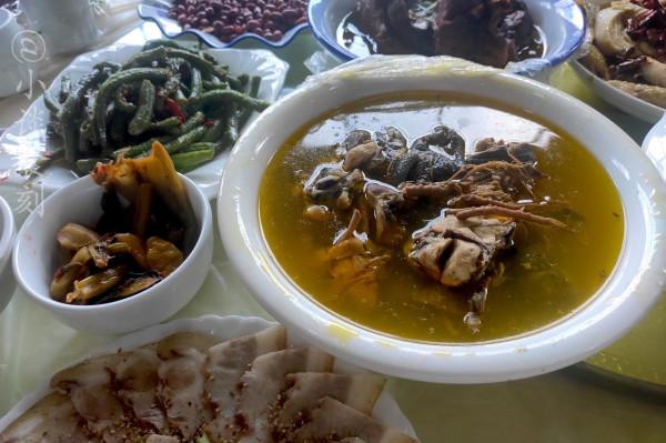 雲南朋友結婚，隨禮200塊錢，看到宴席上的菜品後，我想打包了