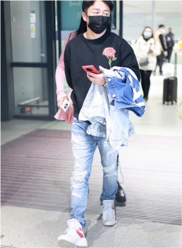 拳王鄒市明與妻子冉瑩穎現身上海機場
