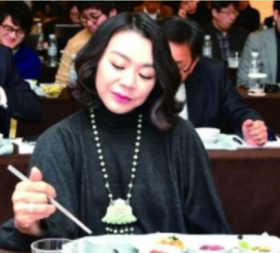 “惡魔千金”趙顯娥：虐待傭人、家暴丈夫，因一顆堅果逼停飛機