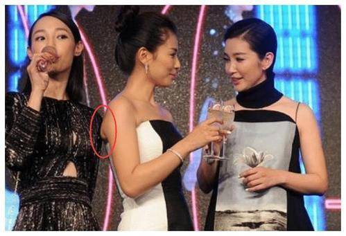 劉濤和李冰冰喝酒，誰留意到劉濤的敬酒動作，素質高低一目瞭然