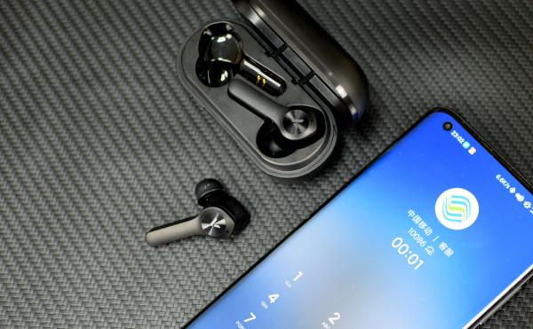 雷柏VM700S背光無線遊戲耳機：無線充電、無感延遲