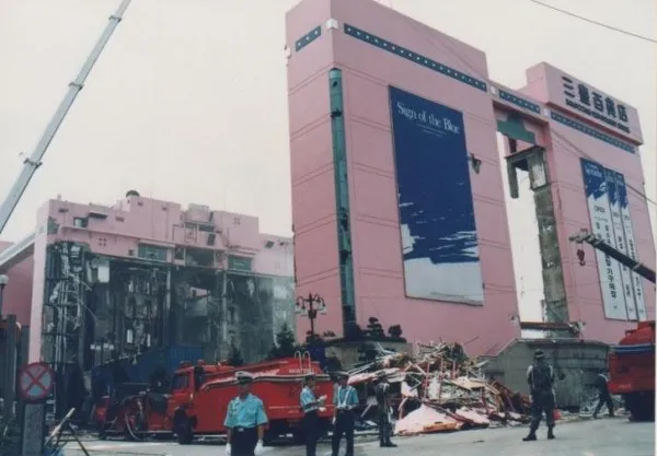 知名“殺人建築”，燒掉百億，還要人命，網友：甲方的智商有大坑