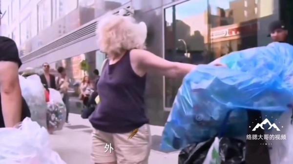 實拍美國華人生活，受人歧視淪落街頭撿垃圾，理想和現實差距太大