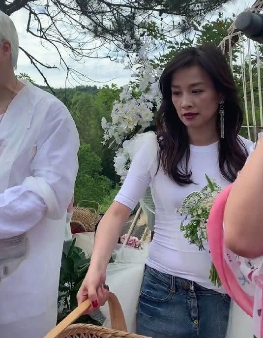 張庭現身工廠被拍，化濃妝還是皮鬆嘴凸，沒了膠原蛋白就是阿姨