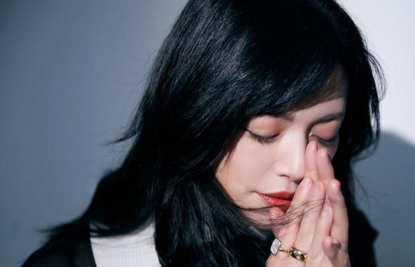 姚晨黑裙亮相大學生電影節颯爽十足 光影間垂眸凝視詮釋優雅風範 姚晨黑裙亮相大學生電影節颯爽十足 光影間垂眸凝視詮釋優雅風範