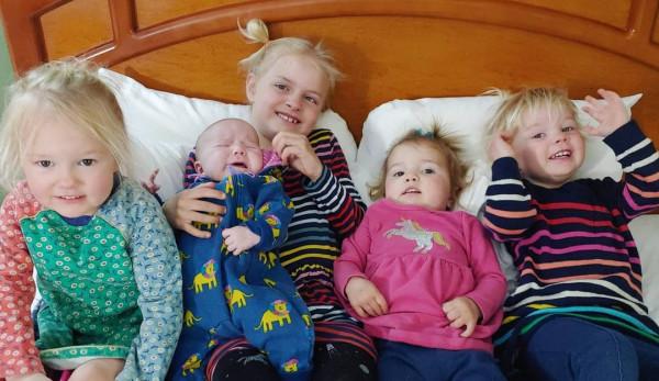 想成為電影裡的大家庭,美國夫妻12年生12個娃!每天生活無比熱鬧 想成為電影裡的大家庭,美國夫妻12年生12個娃!每天生活無比熱鬧