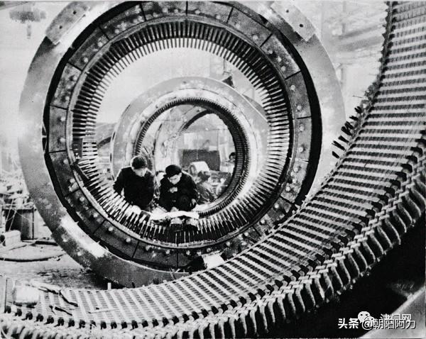 五十年代催人奮進的老照片：毛主席來到十三陵水庫參加義務勞動