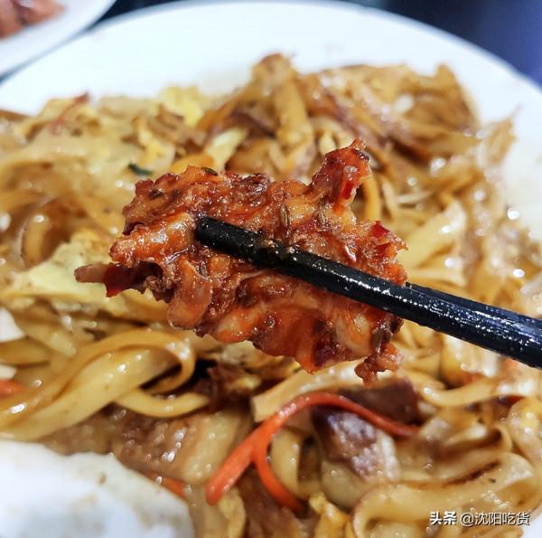 山西刀削麵裡的炒飯最出名，辣炒雞架量大還能解解膩