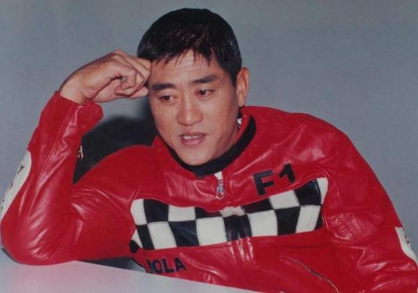 飛越黃河的柯受良地位有多高？張學友出錢治喪，劉德華為其女送嫁