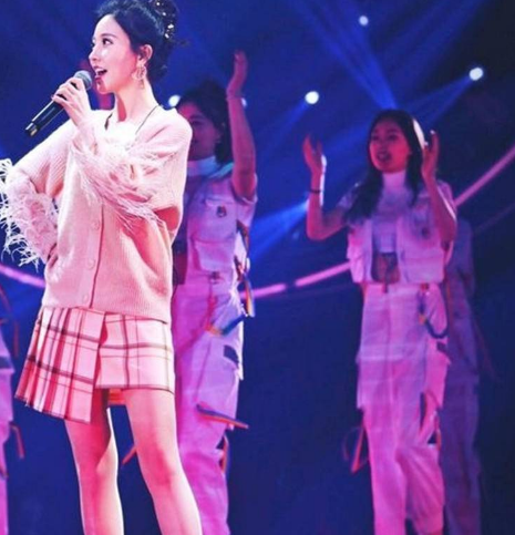 最美的夜跨年晚會，馮提莫一身粉裙出場，深情演唱送你一朵小紅花