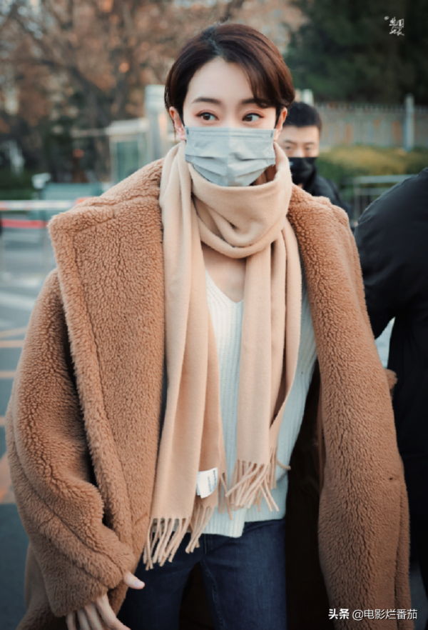 春晚四次聯排：趙麗穎一笑迷人，張小斐美目顧盼，朱一龍走路生風