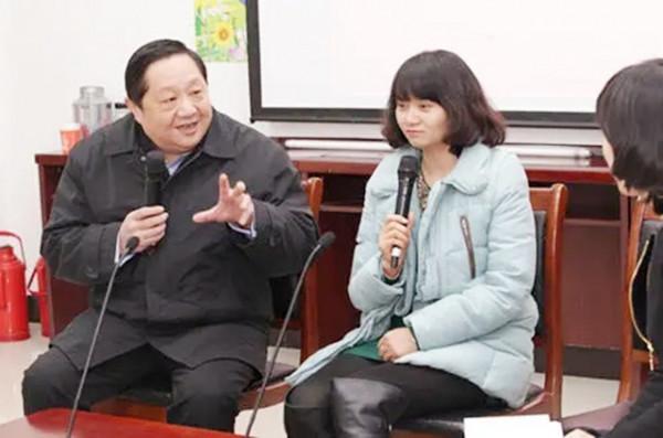 還記得她嗎，一張照片改變命運，時隔30年已從淋雨者變成撐傘人