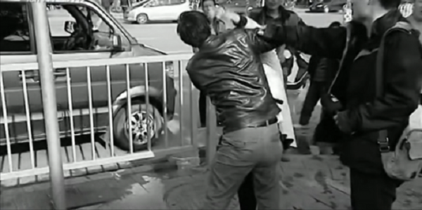 湖南少年突患急性白血病，母親不辭而別，直言：不能一棵樹吊死