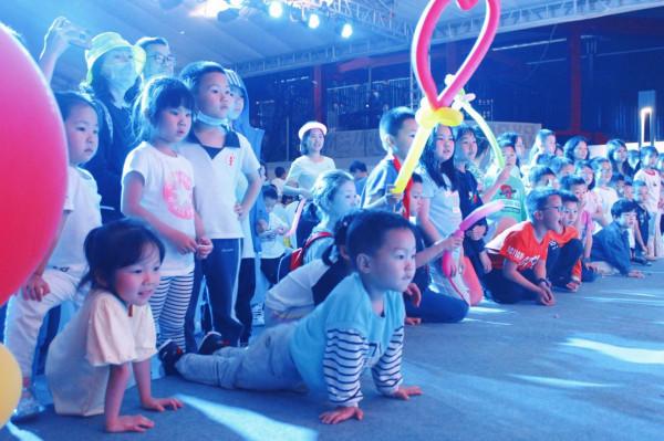 一定要陪小朋友去看一次親子舞臺劇~小朋友們可開心了 一定要陪小朋友去看一次親子舞臺劇~小朋友們可開心了