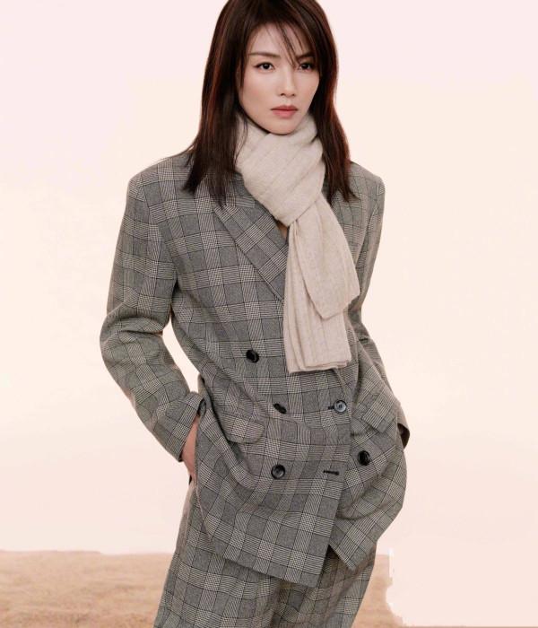 劉濤凹“女強人”人設上癮了，穿斑馬裙配大背頭氣場全開，真颯