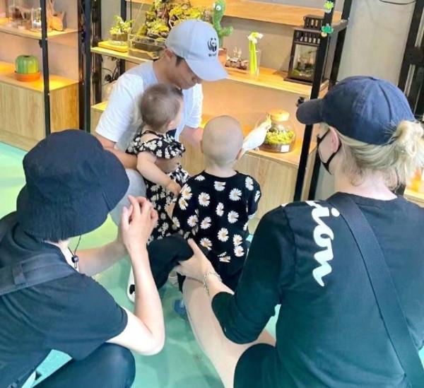 撒貝南一家四口出遊太溫馨！老婆穿短褲秀美腿，他卻黑得像大煤炭