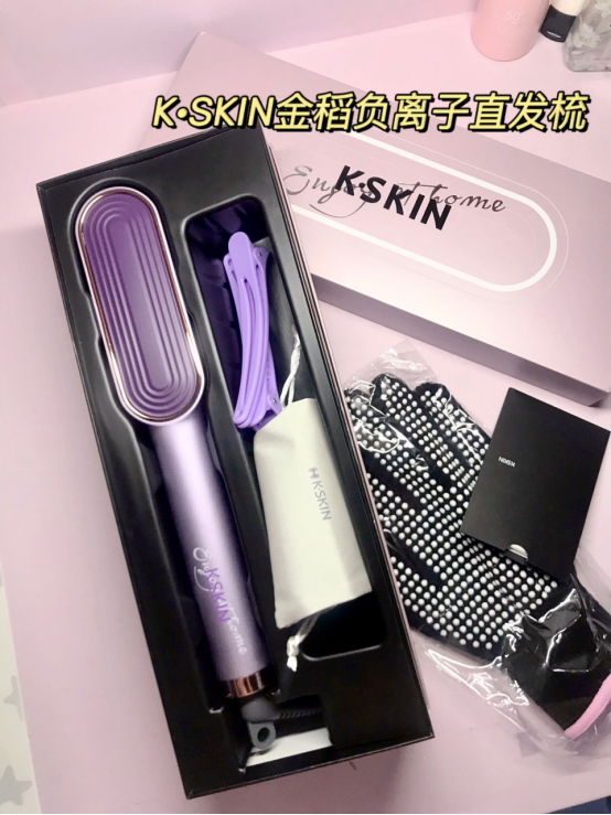 迪麗熱巴黑色斜肩上衣搭短裙秀美腿