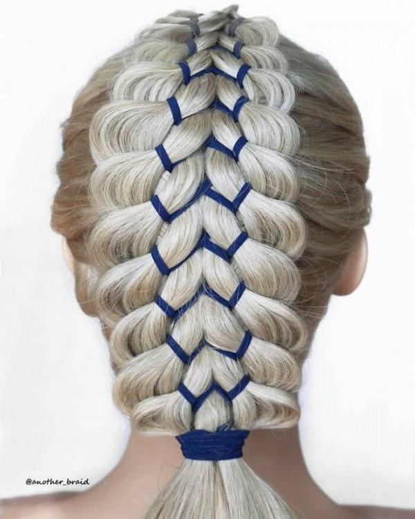 將扎頭髮這件日常事件透過藝術昇華，發生神奇變化，簡直要美爆