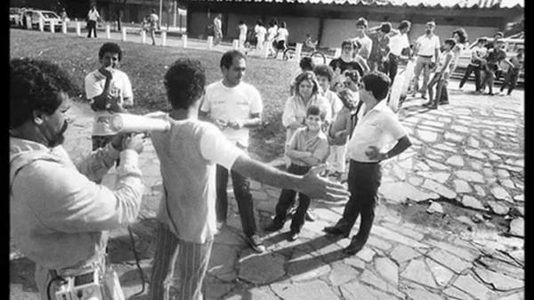 1987年巴西，兩個蠢賊在廢棄醫院偷走一金屬物，竟造成核輻射災難