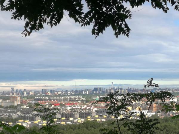 傍晚雨後天晴,登百望山觀景,遊人如織,小山很適合小孩爬 傍晚雨後天晴,登百望山觀景,遊人如織,小山很適合小孩爬