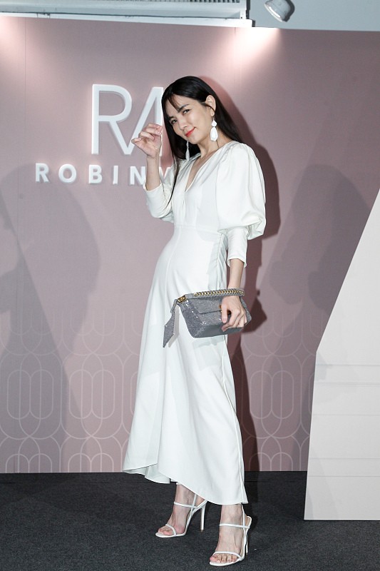 Ella陳嘉樺彷彿吃了“防腐劑”，黑長直髮型配白裙，真不像中年人