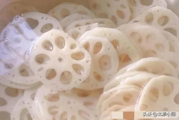 蓮藕焯水只加白醋，難怪還發黑？只需多加1味料，蓮藕白淨脆爽