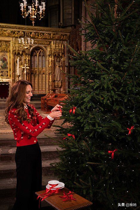 凱特王妃一襲紅衣彈奏鋼琴，一出場又圈粉，女王閉門不出兒子探望