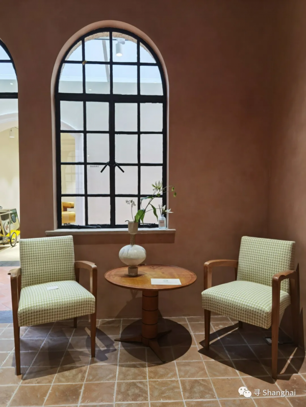 在莫蘭迪色的洋房裡看中古傢俱展