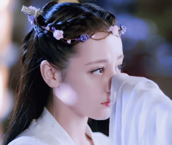 女星的頭戴花環造型，劉亦菲仙氣飄飄，殷桃顯老，孫儷像戴了鳥窩