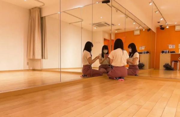 追了一年的男神同意和我交往了，前提是給他買個蘋果13？哈哈