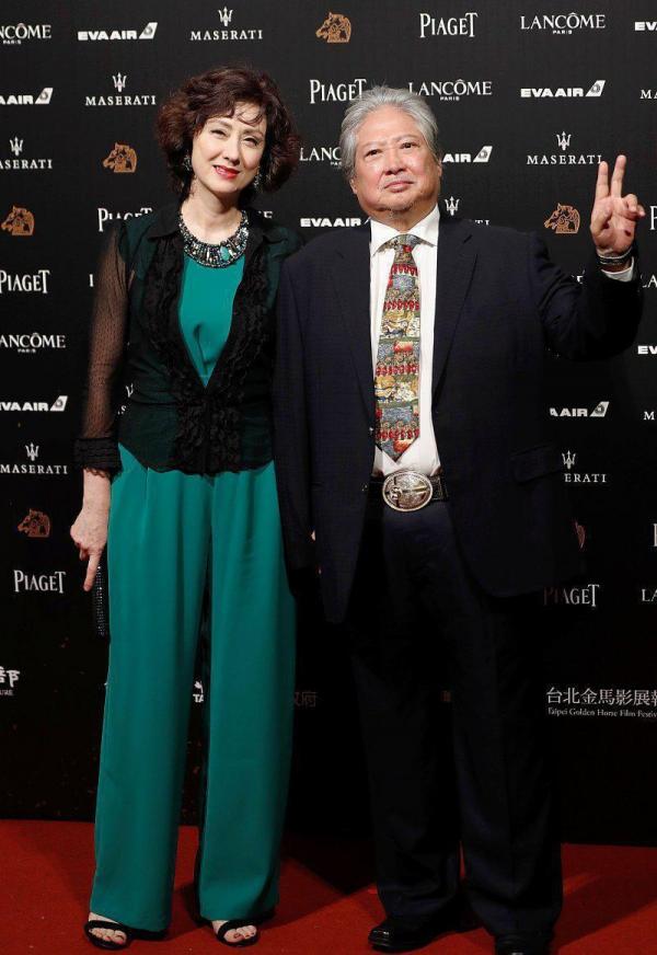 洪金寶混血老婆太驚豔,穿綠色連體褲配襯衫高貴又大氣,美出圈了 洪金寶混血老婆太驚豔,穿綠色連體褲配襯衫高貴又大氣,美出圈了