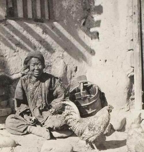 開國中將回家尋親，警衛員向一老乞丐問路，豈料此人正是將軍母親