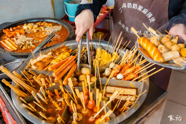 回憶殺！晨光小學對面不到10m²的麻辣燙，竟然開了24年