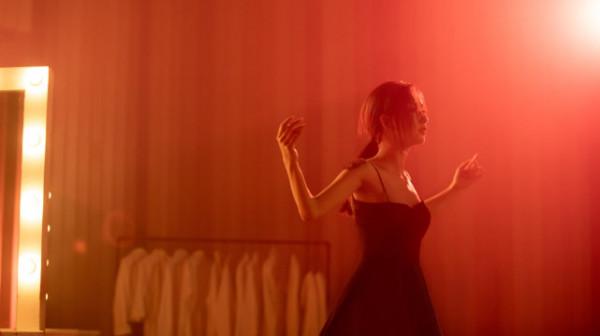 佟麗婭離婚後驚豔綻放！穿中國紅裙出演MV比趙麗穎美，跳舞好唯美